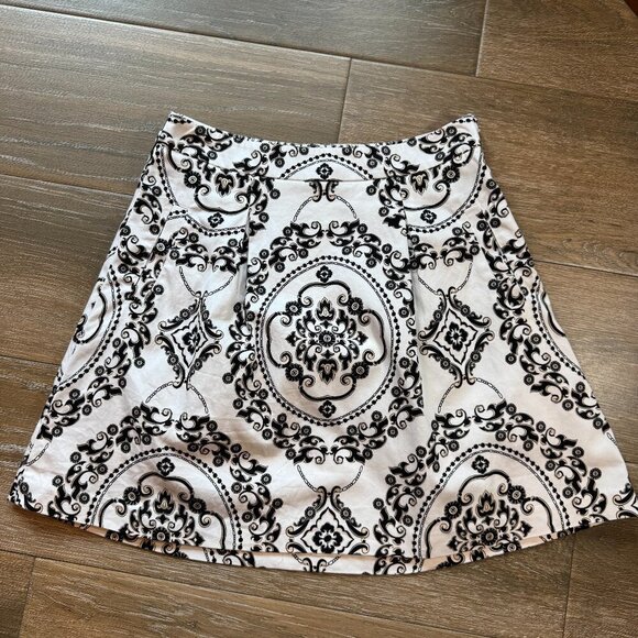 White House Black Market trellis pattern pleated, lined skirt with pockets size - Picture 1 of 7